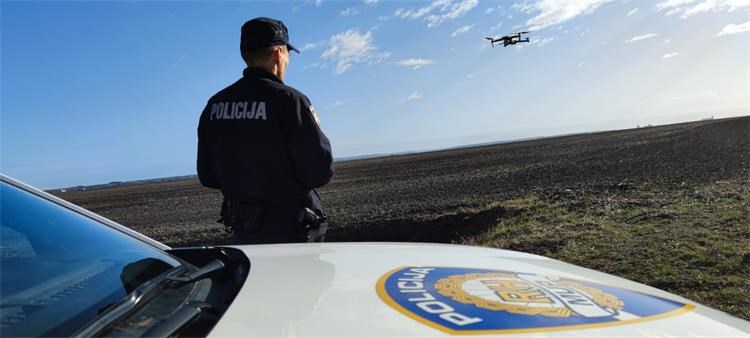 Slika /PU_VS/Svasta/policija u Tovarniku koristi i dronove.jpg